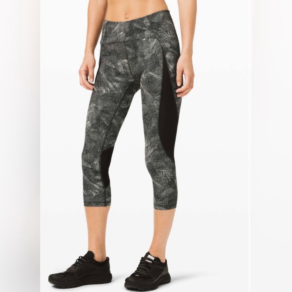 Lululemon Athletica Run Off Route Mid Rise Crop Velocity Mesh Leggings
Sz 12